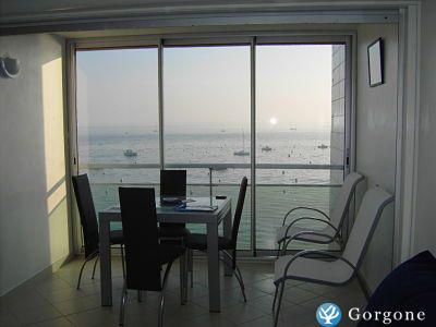 Photo n°1 de :studio large vue mer direct plage