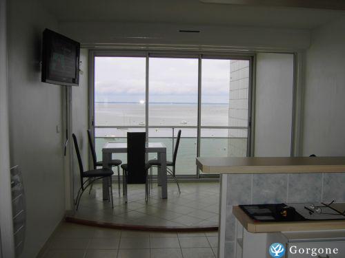 Photo n°2 de :studio large vue mer direct plage