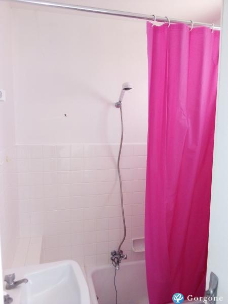 salle d eau avec petite baignoire avec  fonction douche 